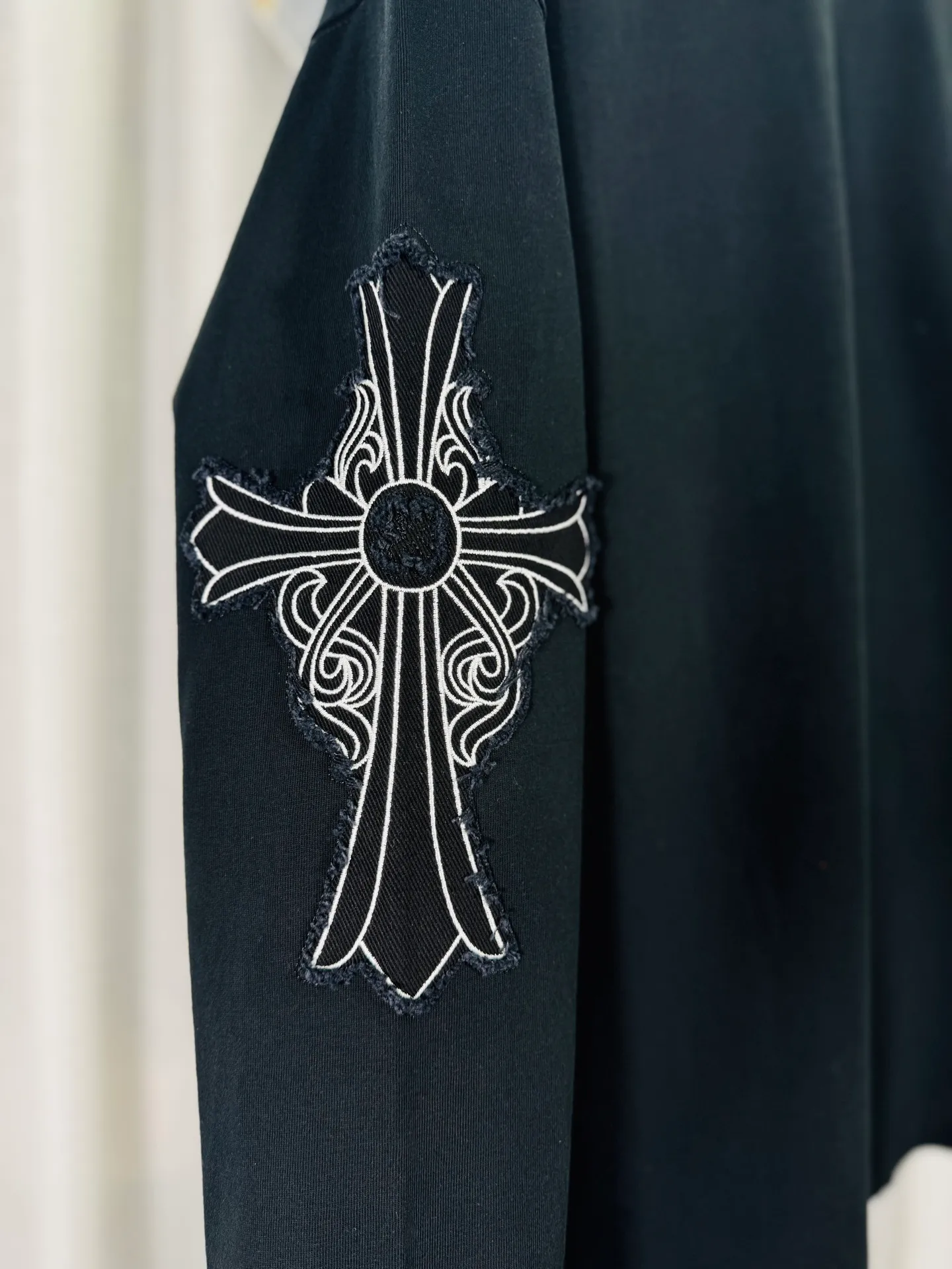 P250 ch high version Chrome Hearts 2025 new autumn and winter cross patch washed spray horse slip long-sleeved T-shirt, fabric: 26 double yarns, 320 grams weight, patch embroidery, heavy wash Printing process: patch embroidery, intercolor spray horse slip process Color: black Size: S M L XL Style number: 5186